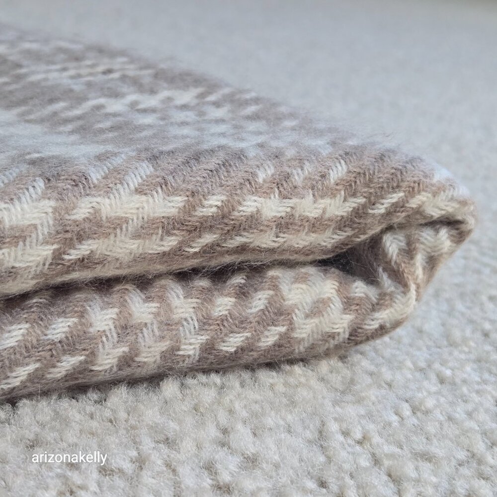 NWOT Cashmere Houndstooth Square Scarf Tan White Large - Picture 14 of 14